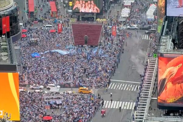 Banderazo: Argentinos coparon el Time Square