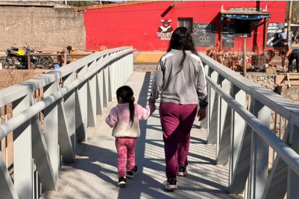 Nueva pasarela peatonal sobre el canal Yrigoyen