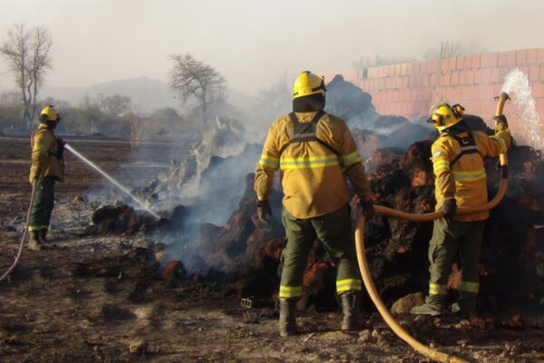 Una persona grave, evacuados, voladuras, cortes y el riesgo sigue vigente hoy domingo