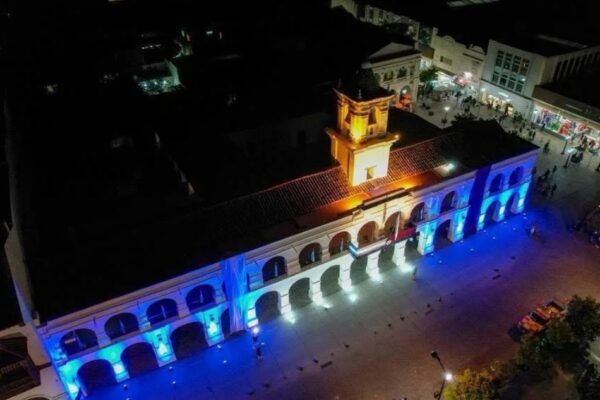 El Cabildo de Salta se iluminó de celeste y blanco en homenaje a San Martín