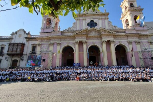 La Policía de Salta rindió homenaje al Señor y la Virgen del Milagro