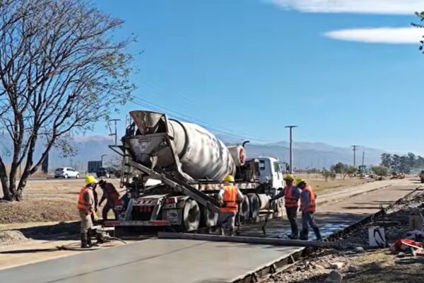 Avanza el hormigonado de la colectora de avenida Bolivia y continúan los cortes
