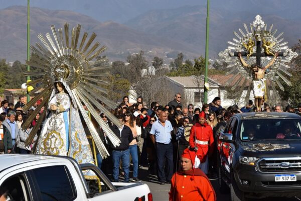 Las imágenes peregrinas visitan barrios de Salta