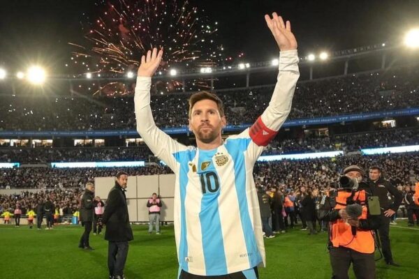 El fútbol argentino se detendrá en el minuto 10 para homenajear a Messi