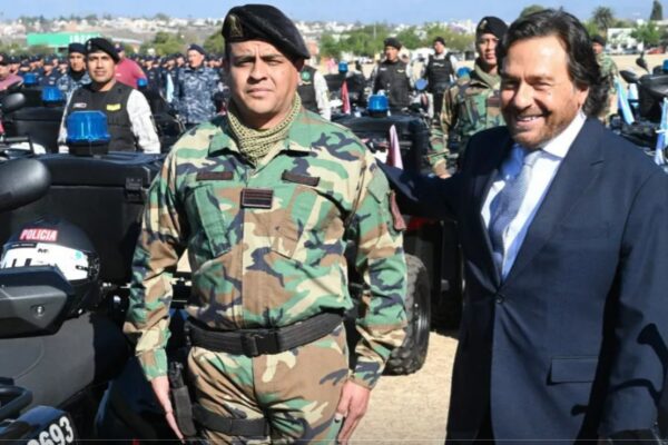Sáenz entregó más de 150 móviles y sumará 300 policías