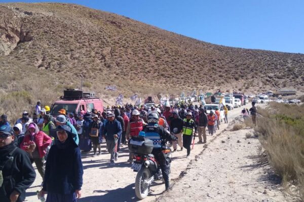 Más de 120 peregrinos de Tolar Grande atraviesan la Puna rumbo al Milagro