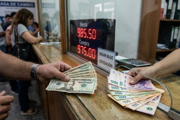 Dólar hoy: el blue se mantiene en $1.565