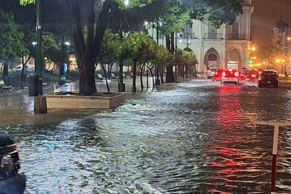 Salta acelera la limpieza de canales ante el riesgo de nuevas inundaciones